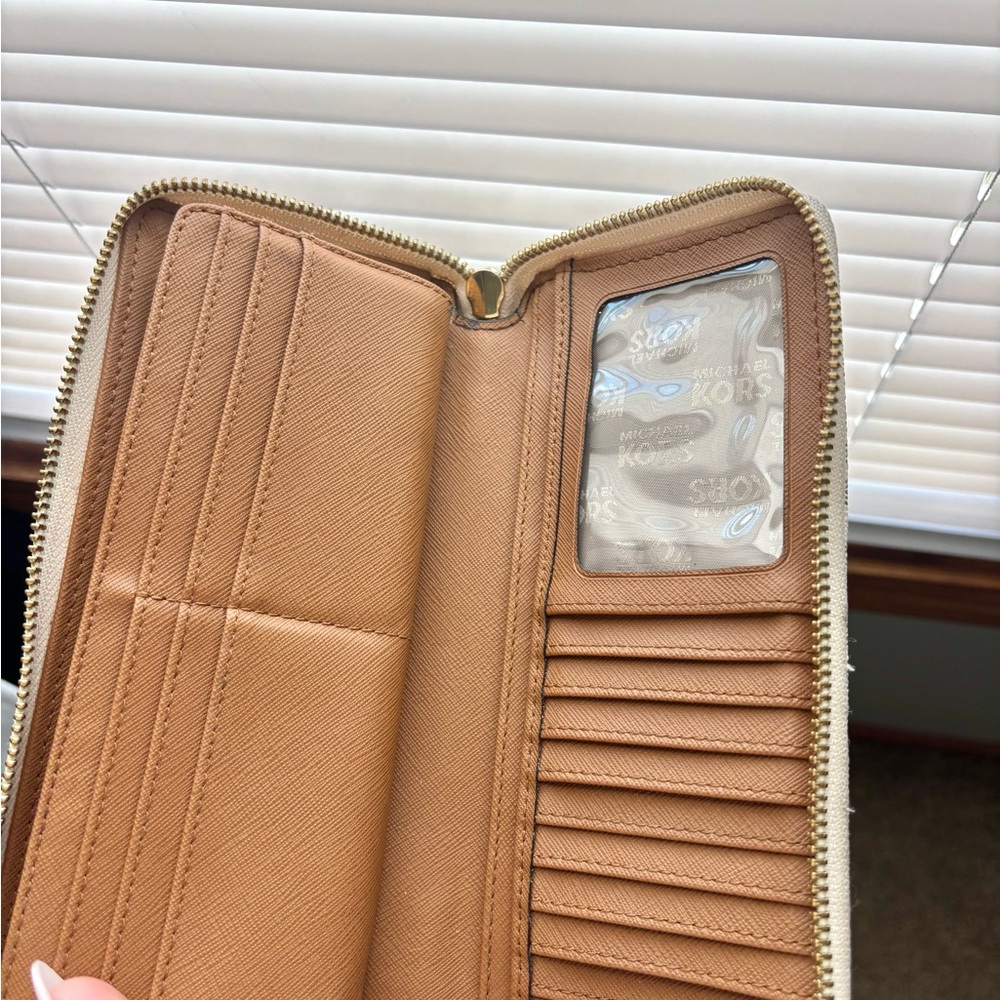 MICHAEL Michael Kors White and Gold Logo Wallet - Picture 10 of 11